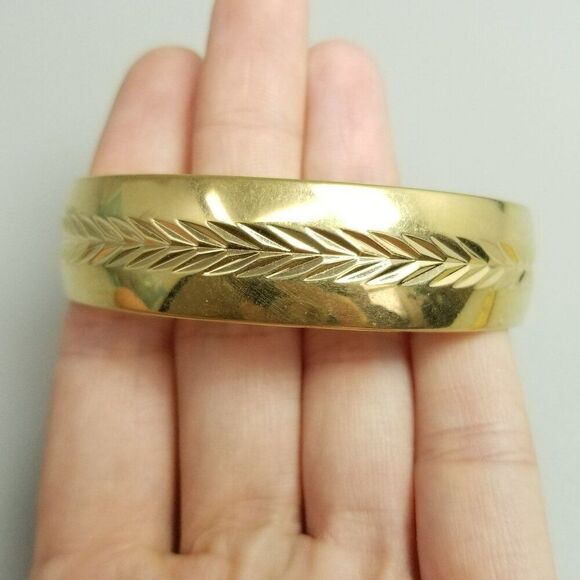 Vintage Crown Trifari Gold Tone Bangle Bracelet, Etched V Design, Signed Estate - Picture 1 of 7